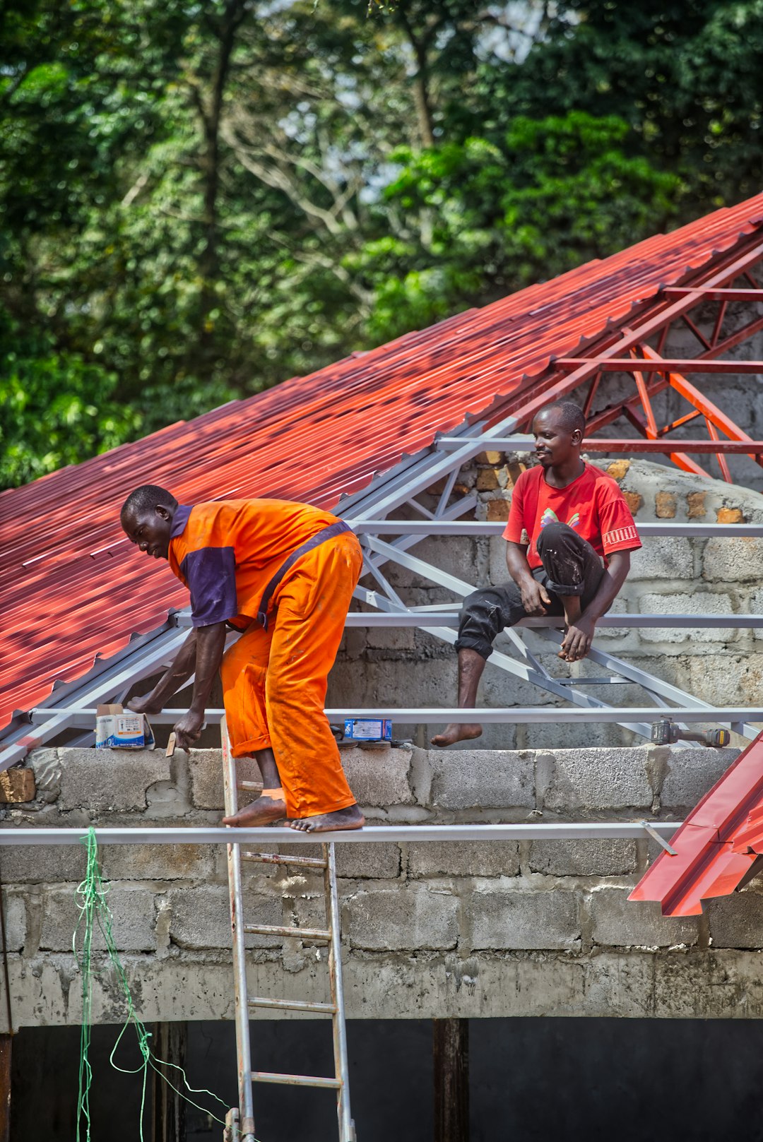 Couvreurs professionnels sur chantier toiture à Lyon